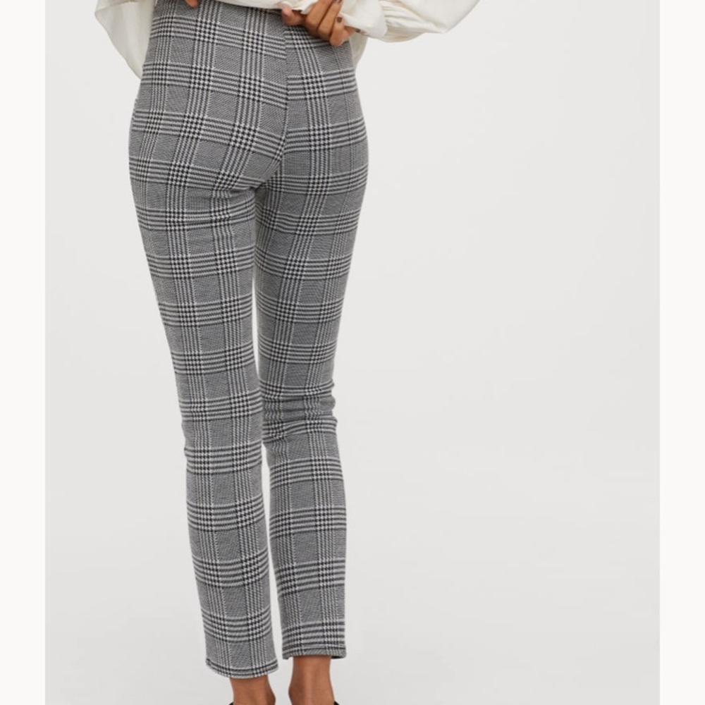 NOT FOR SALE RIGHT NOW! 
Black & White Patterned Skinny Pants. F21 Sz Lg